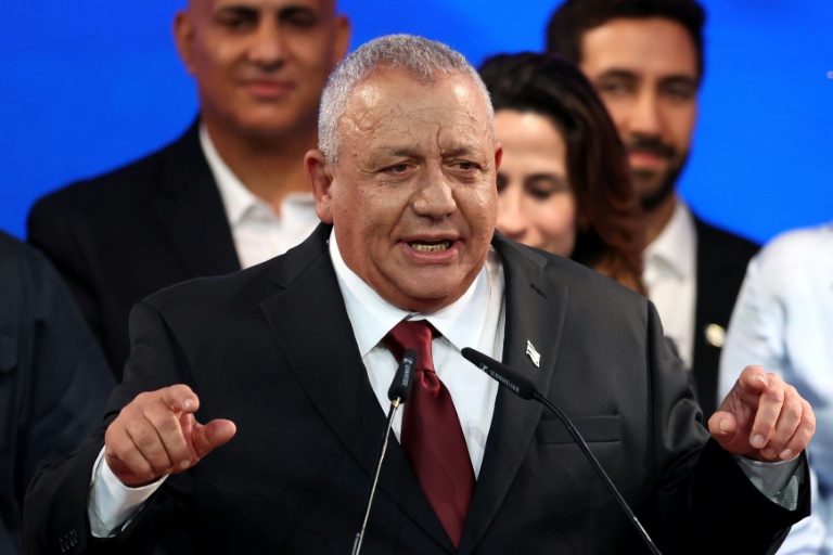 Gadi Eisenkot, chef du parti Yashar, s’adresse à ses partisans lors de la soirée électorale, après l’annonce des premiers sondages de sortie des urnes, le 28 octobre 2026 à Tel-Aviv