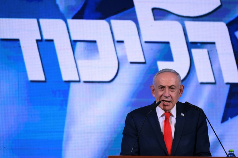 Le Premier ministre israélien Benjamin Netanyahu s'adresse à ses partisans lors d'une soirée électorale après l'annonce des premiers sondages à la sortie des urnes, le 28 octobre 2026 à Jérusalem