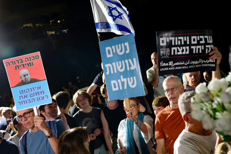 Des militants de gauche manifestent pour réclamer la formation d'un gouvernement avec les partis arabes, le 29 octobre 2026 à Tel-Aviv, en Israël