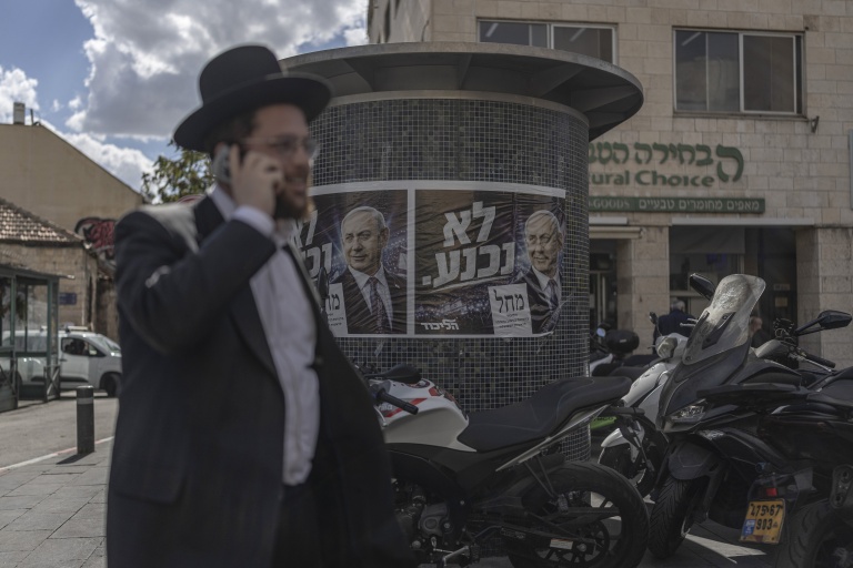 Une affiche électorale du Premier ministre Benjamin Netanyahu dans une rue de Jérusalem, le 29 octobre 2026