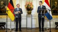 Le ministre néerlandais des Affaires étrangères Tom Berendsen (d) et son homologue allemand Johann Wadephul (g),  lors d'une presse à La Haye, le 28 septembre 2026 aux Pays-Bas