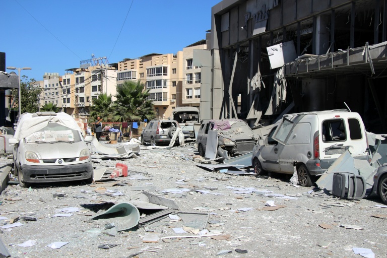 Un homme inspecte les dégâts sur le site d'une frappe israélienne dans la ville côtière de Tyr, dans le sud du Liban, le 5 juin 2026