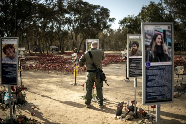 Un soldat de l'armée israélienne rend hommage à la mémoire d'une victime tuée pendant l'attaque du Hamas sur Israël le 7 octobre 2023, le 6 octobre 2025 à Reïm dans le sud d'Israël