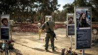 Un soldat de l'armée israélienne rend hommage à la mémoire d'une victime tuée pendant l'attaque du Hamas sur Israël le 7 octobre 2023, le 6 octobre 2025 à Reïm dans le sud d'Israël