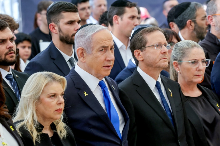 (g-d) Sara Netanyahu, l'épouse du Premier ministre israélien, Benjamin Netanyahu, le président Isaac Herzog et la Première dame Michal Herzog assistent à une cérémonie commémorative en hommage aux Israéliens tués, le 27 octobre 2024, au cimetière militaire du Mont Herzl à Jérusalem