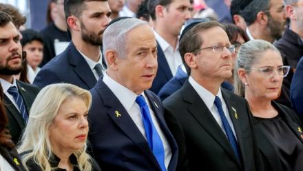 (g-d) Sara Netanyahu, l'épouse du Premier ministre israélien, Benjamin Netanyahu, le président Isaac Herzog et la Première dame Michal Herzog assistent à une cérémonie commémorative en hommage aux Israéliens tués, le 27 octobre 2024, au cimetière militaire du Mont Herzl à Jérusalem