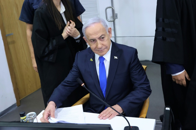 Le Premier ministre israélien Benjamin Netanyahu assiste à son procès pour corruption au tribunal de Tel-Aviv, le 21 avril 2025