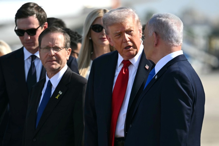 Le Premier ministre israélien Benjamin Netanyahu (d) et le président israélien Isaac herzog (g) accueillent le président américain Donald Trump (c) à son arrivée à l'aéroport Ben Gourion, près de Tel-Aviv, le 13 octobre 2025   