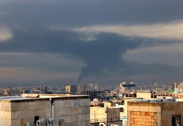 Une colonne de fumée s'élève après une frappe aérienne à Téhéran, le 7 mars 2026 