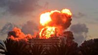 Une boule de feu visible au-dessus d'un bâtiment frappé par l'armée israélienne, le 28 mai 2026 à Tyr, au sud du Liban