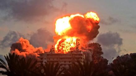 Une boule de feu visible au-dessus d'un bâtiment frappé par l'armée israélienne, le 28 mai 2026 à Tyr, au sud du Liban