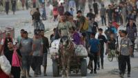 Des Palestiniens reviennent d'un point de distribution d'aide humanitaire dans le nord de Gaza, à Jabalia le 23 juillet 2025
