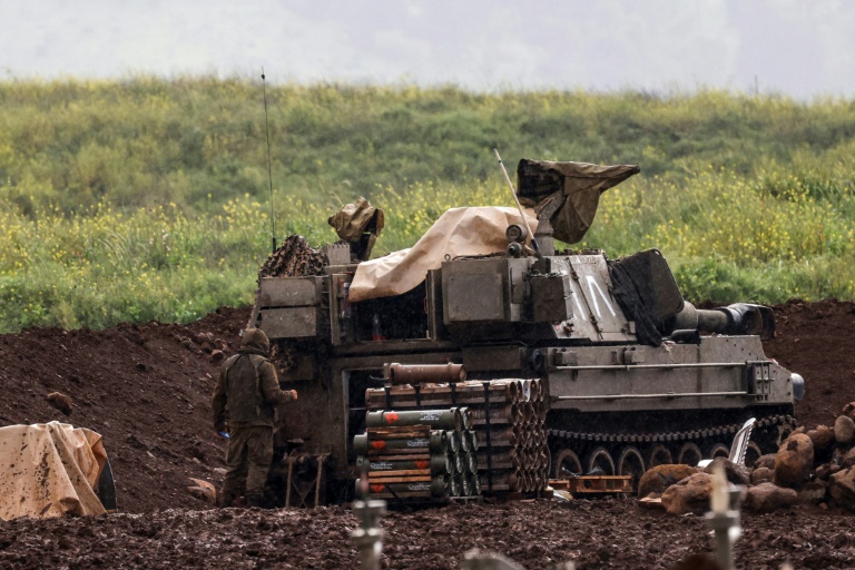 Des soldats d'une unité d'artillerie israélienne positionnés en Haute Galilée, dans le nord d'Israël, à la frontière avec le Liban, le 22 mars 2026 