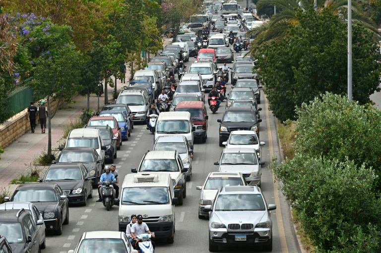 File de voitures qui fuient après l'annonce par Israël de possibles frappes dans la banlieue sud de Beyrouth, bastion du Hezbollah, le 1er juin 2026.