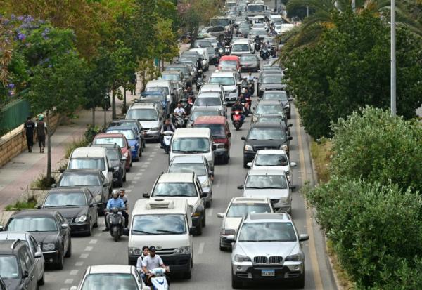 File de voitures qui fuient après l'annonce par Israël de possibles frappes dans la banlieue sud de Beyrouth, bastion du Hezbollah, le 1er juin 2026.