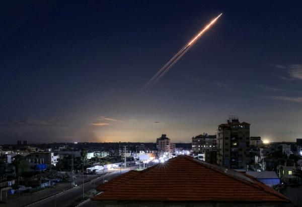 Un missile lancé depuis l'Iran apparaît dans le ciel de la bande de Gaza, le 1er mars 2026
