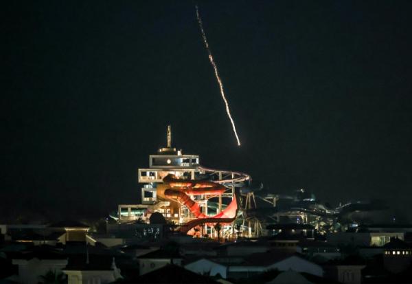 Un projectile intercepté tombe en mer au large de Palm Jumeirah à Dubaï, le 1er mars 2026