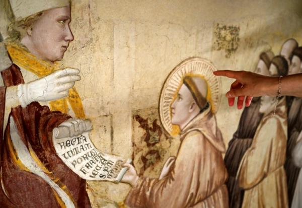 Une fresque du XIVe siècle de Giotto lors d'une visite de presse marquant la fin des travaux de restauration dans la basilique Santa Croce à Florence, le 12 juin 2026 en Italie