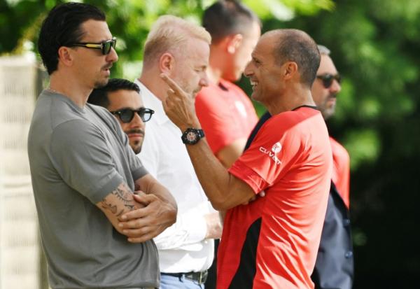 Zlatan Ibrahimovic, conseiller spécial du propriétaire de l'AC Milan, en discussion avec l'entraîneur du club Massimilano Allegri le 7 juillet 2025 au centre d'entraînement de Milanello
