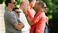 Zlatan Ibrahimovic, conseiller spécial du propriétaire de l'AC Milan, en discussion avec l'entraîneur du club Massimilano Allegri le 7 juillet 2025 au centre d'entraînement de Milanello