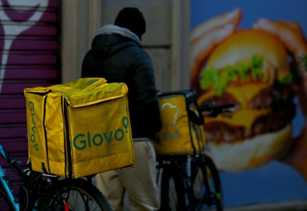 Un cycliste travaillant pour le service de livraison de repas Glovo dans une rue de Milan, le 11 janvier 2024 en Italie