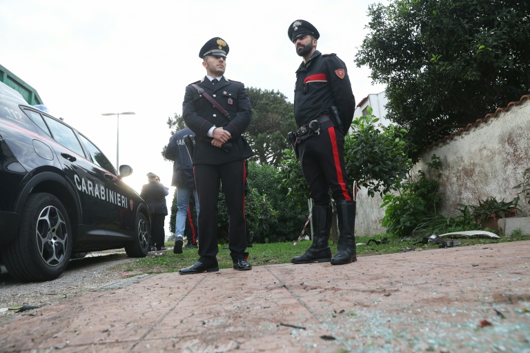 Des carabiniers en faction devant le domicile de Sigfrido Ranucci, journaliste italien dont une bombe a fait exploser la voiture, près de Rome le 17 October 2025