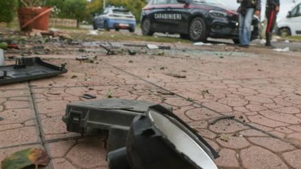 Des carabiniers italiens devant le domicile d'un journaliste d'enquête italien dont une bombe a fait exploser la voiture à Pomezia près de Rome, le 17 octobre 2025