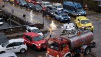 Des véhicules de pompiers et de secours attendent d'embarquer au port de Pozzuoli pour se rendre sur l'île d'Ischia où s'est produit un glissement de terrain, le 26 novembre 2022 en Italie 