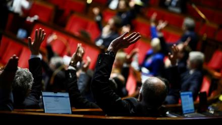Des députés lors d'un débat à l'Assemblée nationale à Paris le 24 octobre 2024