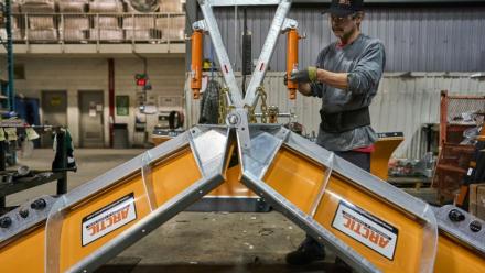 Un ouvrier dans l'usine de Arctic Snowplows à London en Ontario au Canada, le mercredi 10 décembre 2025