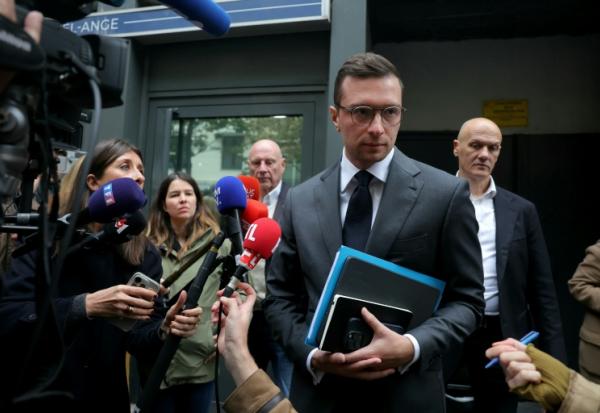 Le président du Rassemblement national, Jordan Bardella, à la sortie du siège du parti d'extrême droite à Paris le 6 octobre 2025