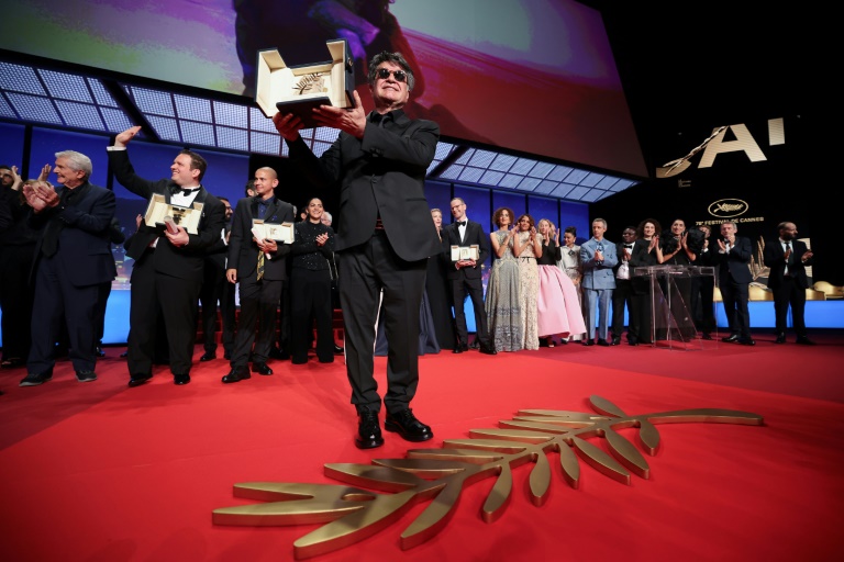 Jafar Panahi et sa Palme d'Or, à Cannes, le 24 mai 2025, pour le film