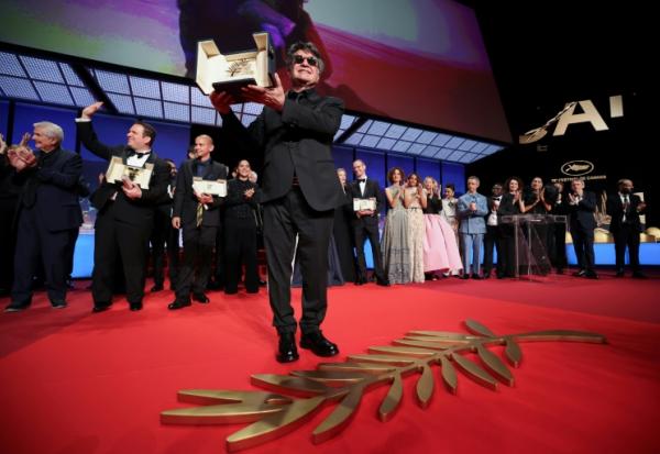 Jafar Panahi et sa Palme d'Or, à Cannes, le 24 mai 2025, pour le film "Un simple accident"