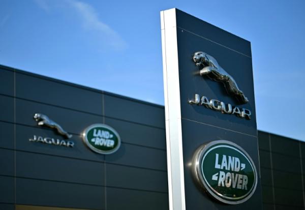 Le constructeur automobile britannique de luxe Jaguar Land Rover (JLR) a annoncé lundi la suppression de 4.000 postes d'ici deux ans, après plusieurs mois de turbulences qui ont fait basculer ses résultats dans le rouge