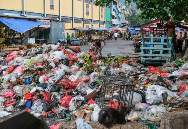 Un tas d'ordures sur la voie publique à Jakarta, le 20 janvier 2026 en Indonésie