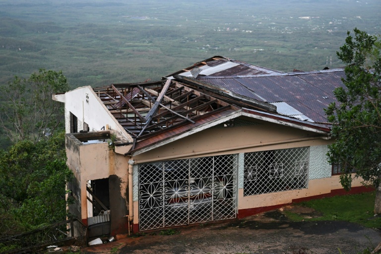 Une maison dont la toît a été endommagé à Mandeville, en Jamaïque, après le passage de l'ouragan Melissa, le 29 octobre 2025
