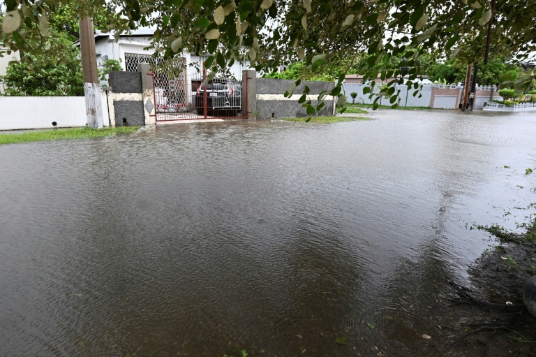 Une rue inondée à Sainte-Catherine, en Jamaïque, après le passage de l'ouragan Melissa, le 29 octobre 2025