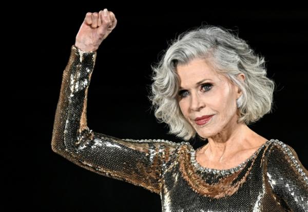 L’actrice américaine Jane Fonda lève le poing pour la présentation d’une création dans le cadre de l’événement « Liberté, Egalité, Sororité » organisé par L’Oréal pour la Fashion Week de Paris, à l’Hôtel de ville de Paris, le 29 septembre 2025