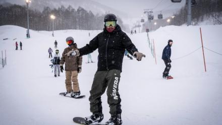 Des touristes étrangers fréquentent la station de ski de Niseko sur l'île d'Hokkaido, au Japon, le 19 février 2026