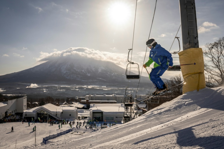 Un skieur à la station de ski Niseko Tokyu Grand Hirafu, avec le mont Yotei se dressant en arrière-plan, à Kutchan, dans la préfecture de Hokkaido, au Japon le 20 février 2026 