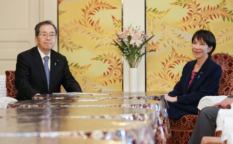 La présidente du parti PLD, Sanae Takaichi (D), et son homologue du Komeito, Tetsuo Saito, le 10 octobre 2025 à Tokyo