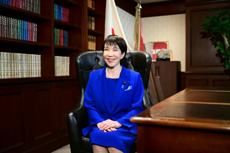 Sanae Takaichi, nouvelle dirigeante élue du Parti libéral-démocrate (PLD) au pouvoir, lors d'une conférence de presse, le 4 octobre 2025 à Tokyo