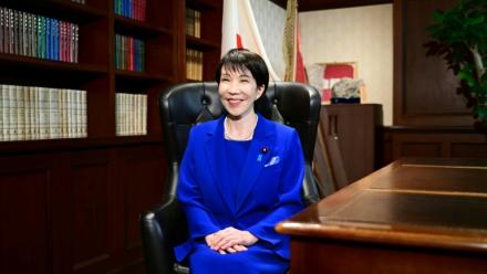 Sanae Takaichi, nouvelle dirigeante élue du Parti libéral-démocrate (PLD) au pouvoir, lors d'une conférence de presse, le 4 octobre 2025 à Tokyo 