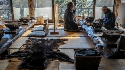 Des clients déjeunent près d'une fourrure d'ours dans un restaurant qui sert de la viande de plantigrade, le 12 décembre 2025 à Chichibu, dans la préfecture de Saitama, au Japon