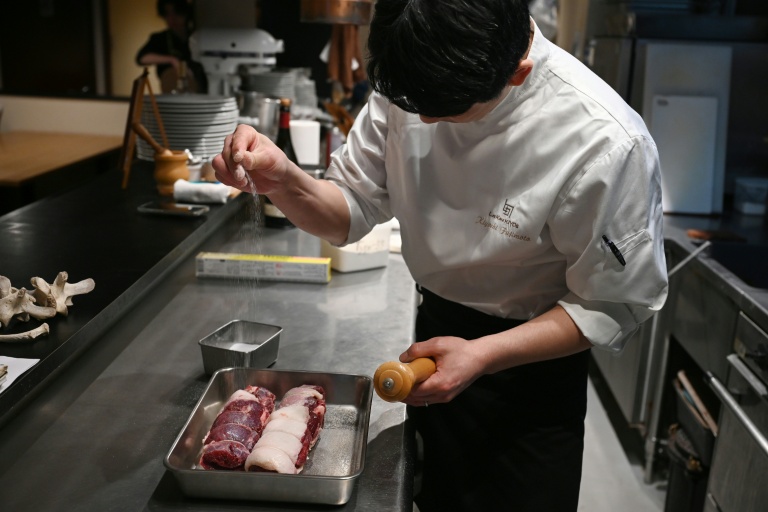 Le chef Kiyoshi Fujimoto cuisine de la viande d'ours dans son restaurant de Sapporo, dans la région d'Hokkaido, au Japon, le 9 décembre 2025