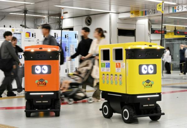 Des poubelles robotisées mobiles sont photographiées lors d'essais menés au complexe de transport de la gare de Shinjuku, à Tokyo, le 18 septembre 2026