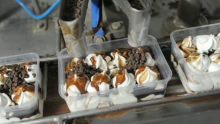 Une ligne de production de crème glacée dans une usine