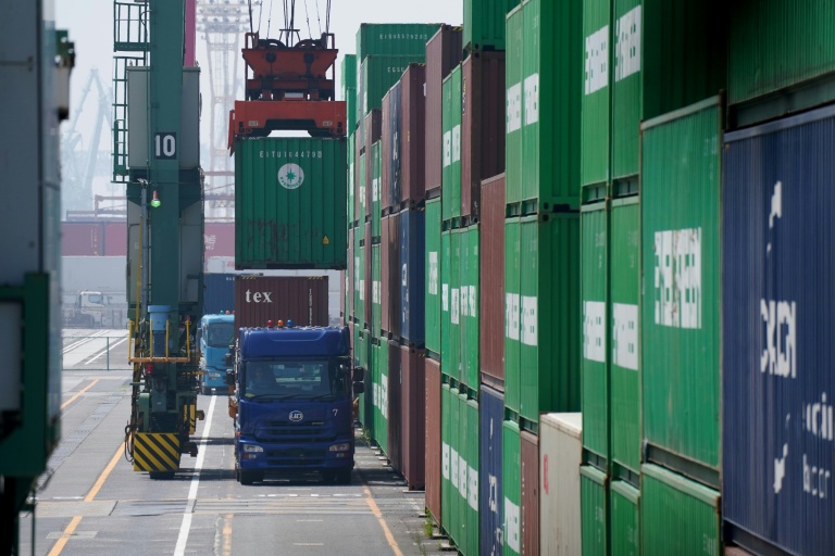 Des conteneurs au terminal de fret international du port de Tokyo, le 8 juillet 2025