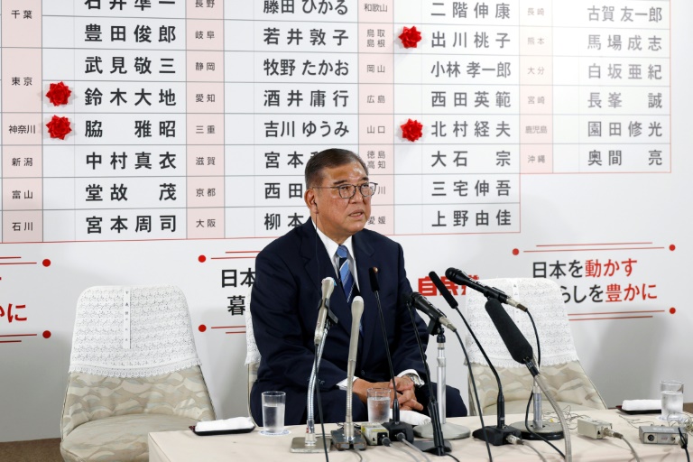 Le Premier ministre japonais Shigeru Ishiba s'exprime devant la presse dans les locaux du Parti libéral-démocrate (PLD, droite conservatrice) après avoir perdu la majorité à la chambre haute du Parlement aux élections, le 20 juillet 2025 à Tokyo