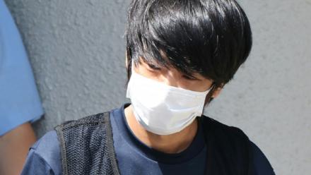 Tetsuya Yamagami, l'homme accusé d'avoir tué l'ancien Premier ministre japonais Shinzo Abe, devant le poste de police de Nara, au Japon, le 25 juillet 2022